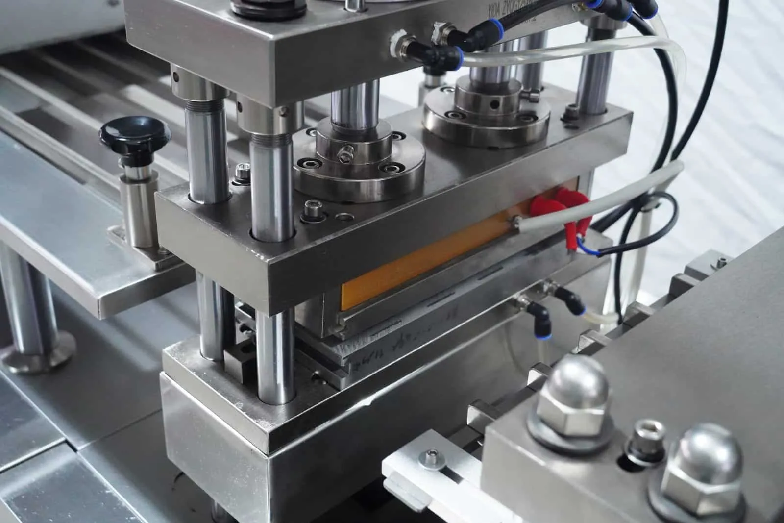 Heat sealing mold