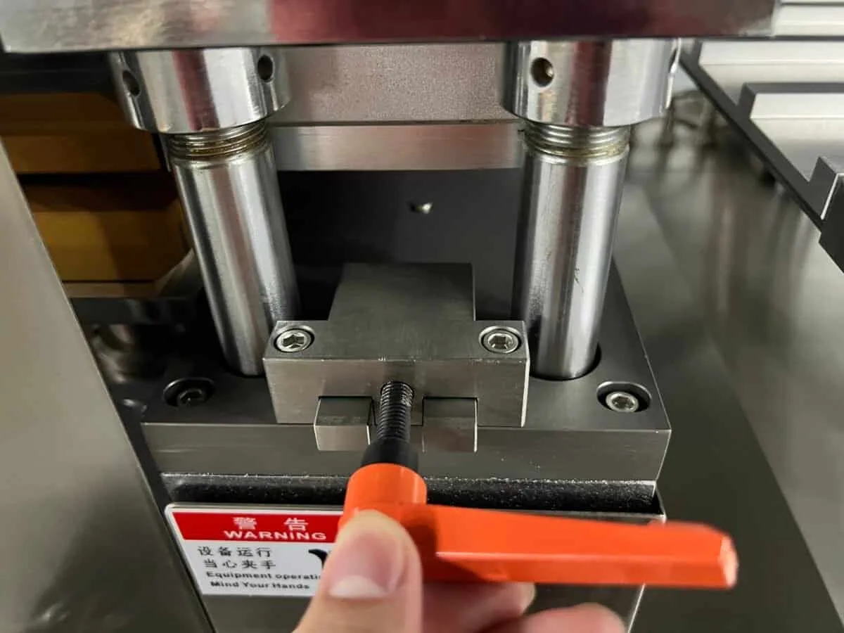 Quick mold change structure