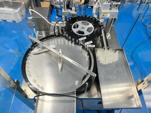 Internal bottle unscrambling device