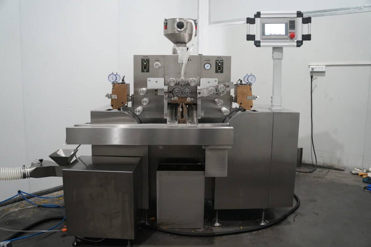 Machine de fabrication de capsules molles