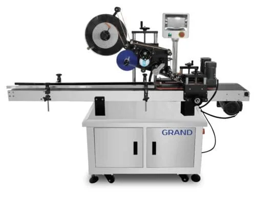 Flat labeling machine