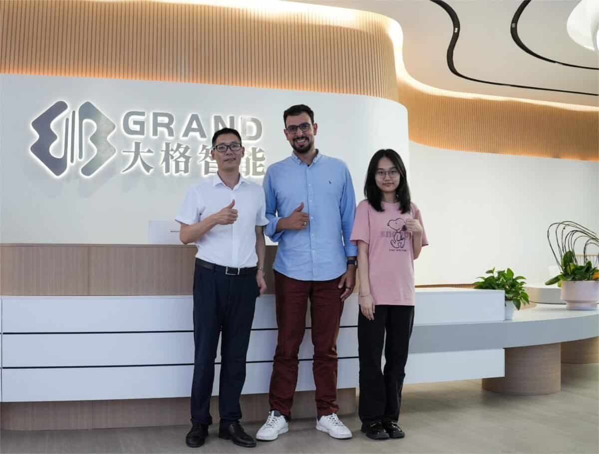 Chụp ảnh cùng khách hàng Áo(1)