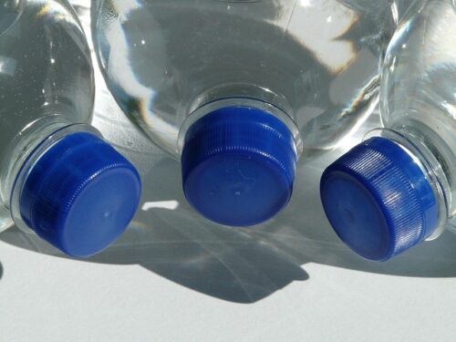 Botella de plástico transparente