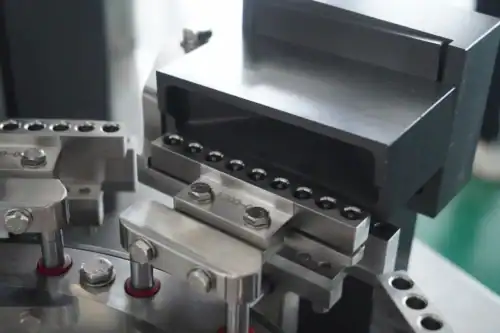 Waste rejection device-Close-up of the faulty capsule rejection station on an automatic capsule filling machine, showing the precision-engineered rejection block.