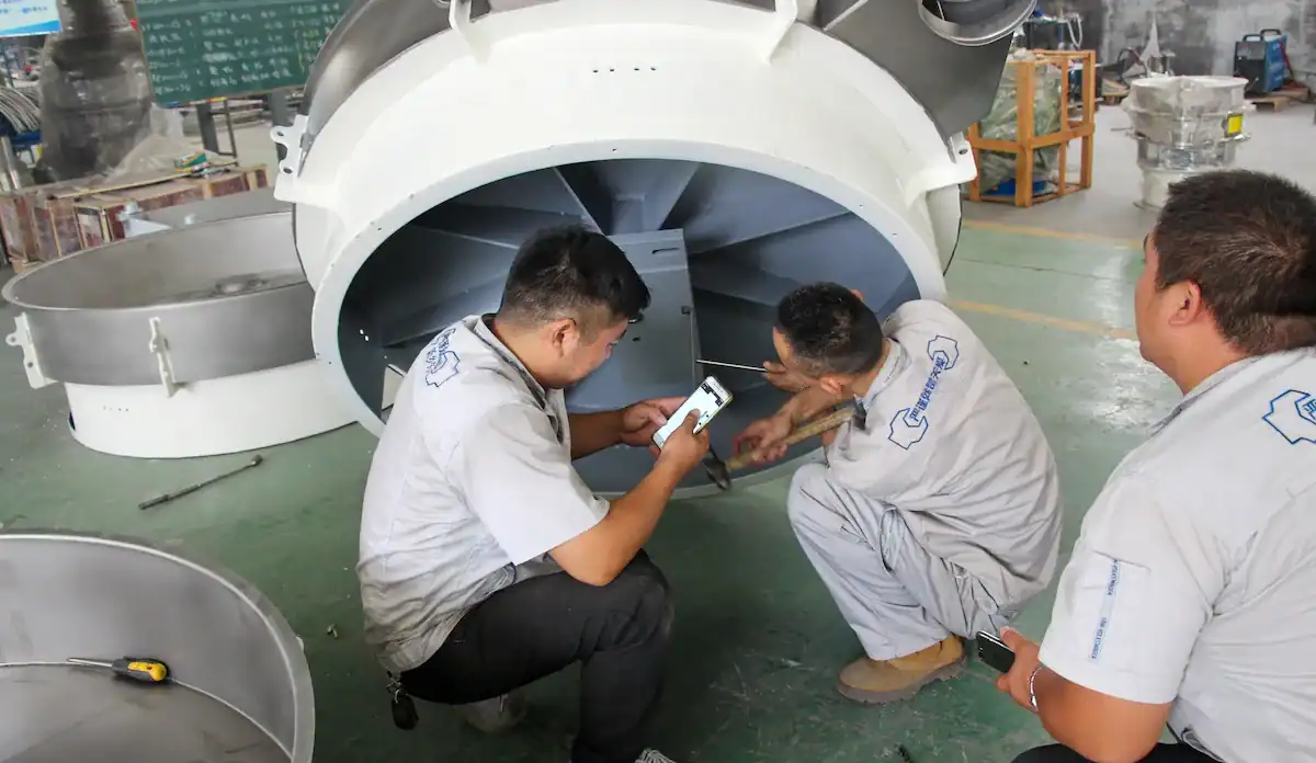 Circular screening machine-Engineer is checking parts