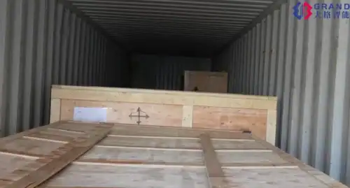 The forklift driver completed the loading of the wooden box and the machine was placed perfectly
