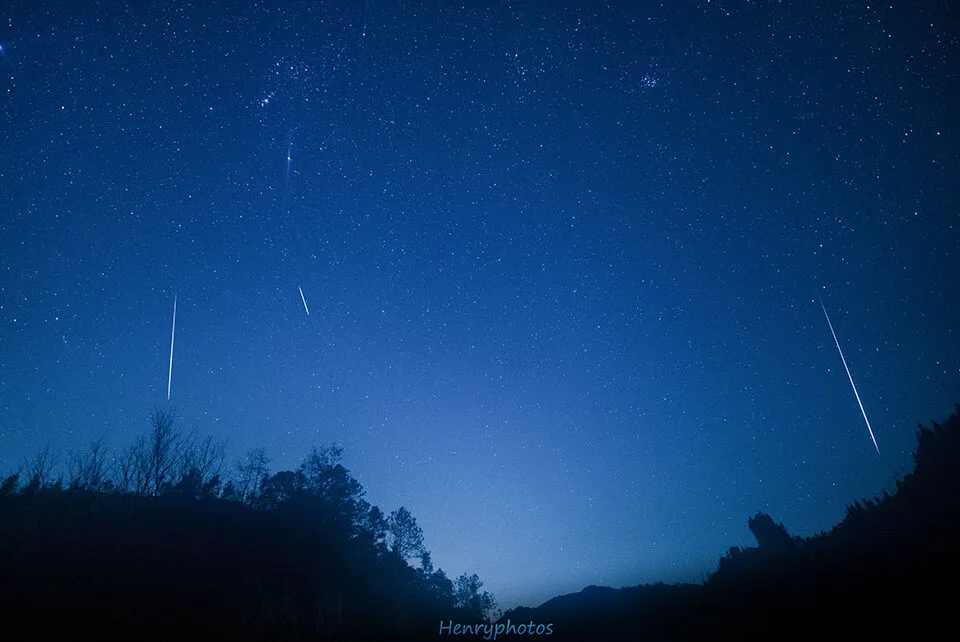The connection between meteor showers and mechanical devices such as visual detection systems
