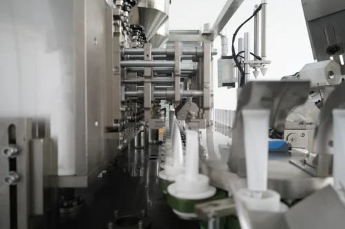 The injection nozzle can be raised and lowered, and the insertion height can be freely set.