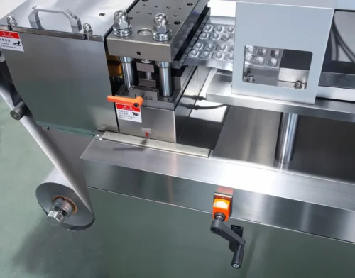 Quick-connect molds for blister packaging machines