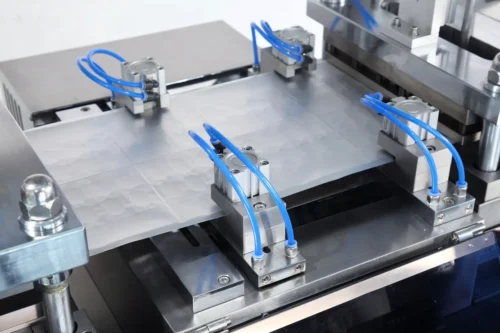 Servo traction station