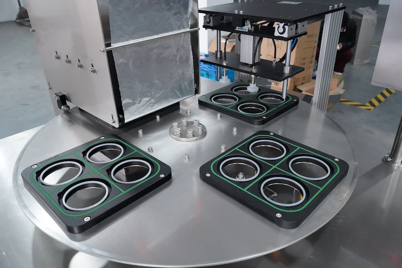 Bowl-shaped filling and sealing machine