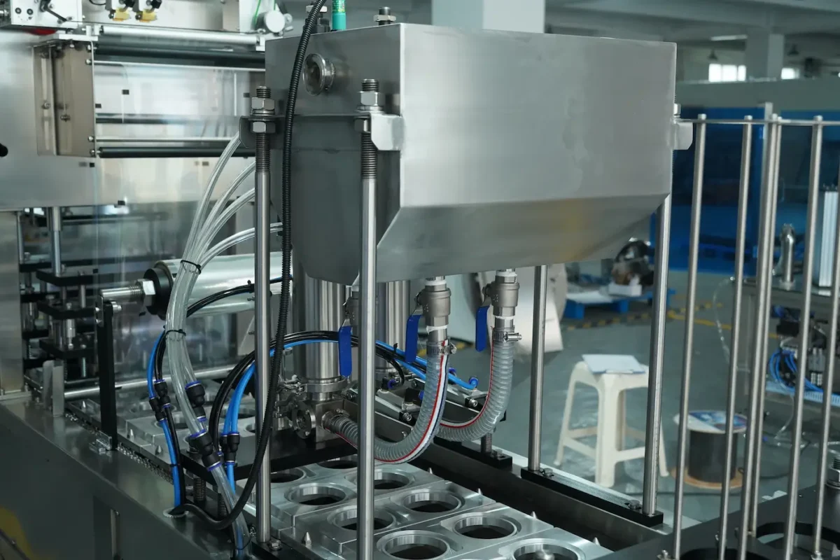 Detailed display of the filling station of the continuous filling and sealing machine